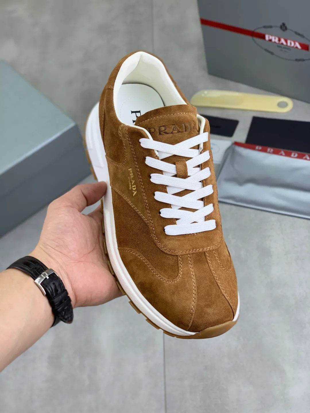 Men's Men's Shoes 💰P560 💰【New Style】 The latest model of high-quality PRADA classic men's shoes has been launched on the official website at a 1:1 replica, synchronized in Hong Kong and on the same catwalk; all made of calfskin➕imported cowhide lining, 🍡🍡original rubber outsole, non-slip and wear-resistant; comfortable on the feet, attractive style, fine workmanship, and simple and neat shoe lasts, highlighting a man's courage and toughness, 👍size 38 to 44 (45 can be customized) black White color🉑️choose